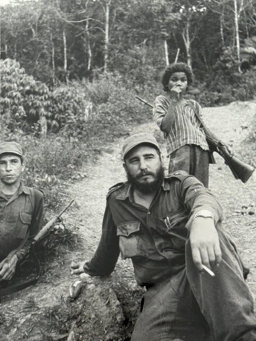 Alberto Korda (1928–2001) - Fidel Castro y niño con fusil en las montañas de Sierra Maestra, 1962 + COA.