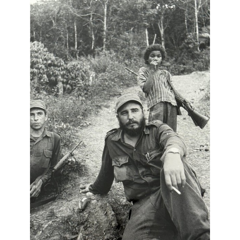 Alberto Korda (1928–2001) - Fidel Castro y niño con fusil en las montañas de Sierra Maestra, 1962 + COA.