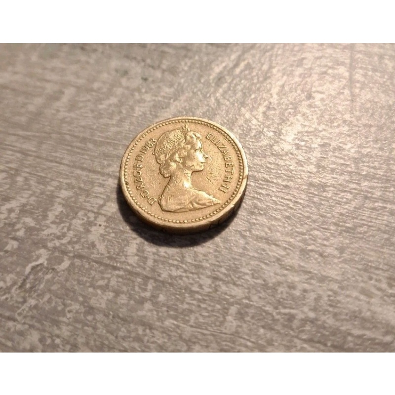 1983 Queen Elizabeth II One Pound Coin Error "Decus Et Tutamen" Upside Down